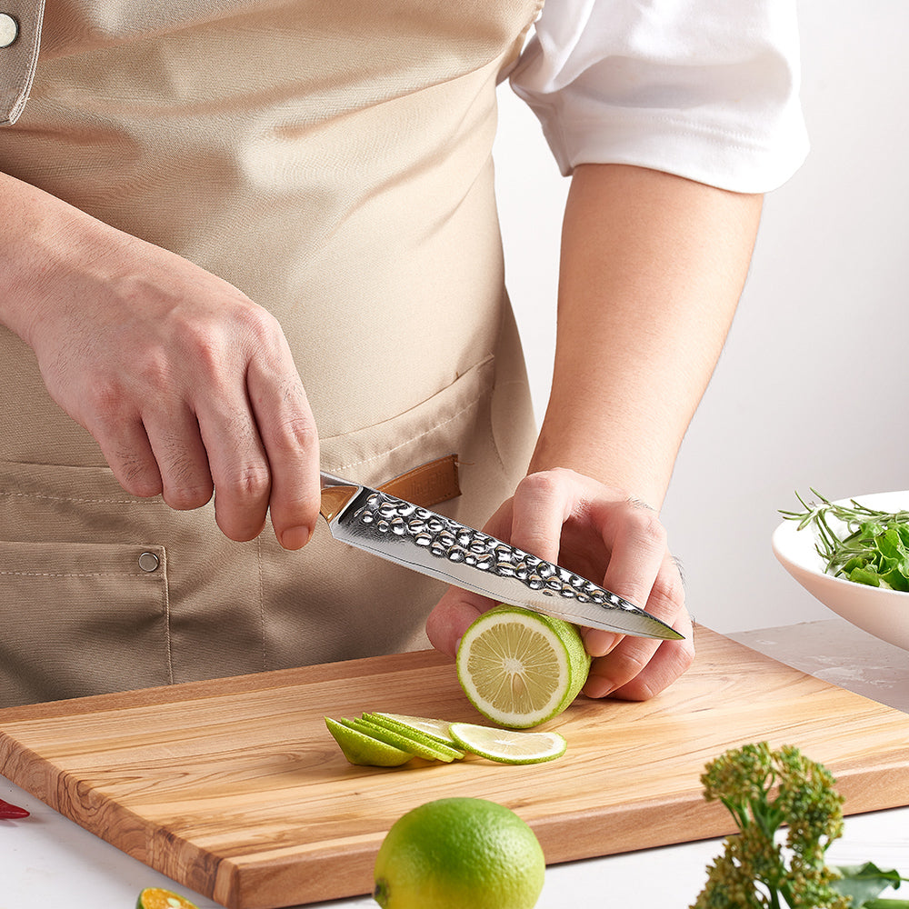 Bucătar japonez care taie lamaie cu un cuțit japonez